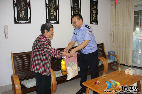 泸州市公安交警支队:做好"六件事" 构建"警民亲"(图1) 泸州市公安交警支队:做好"六件事" 构建"警民亲"(图1)