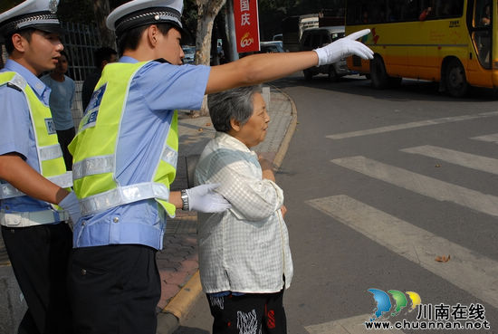 泸州市公安交警支队:做好"六件事" 构建"警民亲"(图2) 泸州市公安交警支队:做好"六件事" 构建"警民亲"(图2)