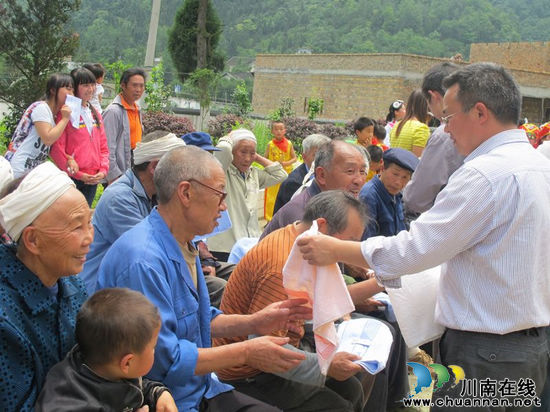 叙永县麻城中心校组织志愿者开展敬老慰问活动(图3) 叙永县麻城中心校组织志愿者开展敬老慰问活动(图3)