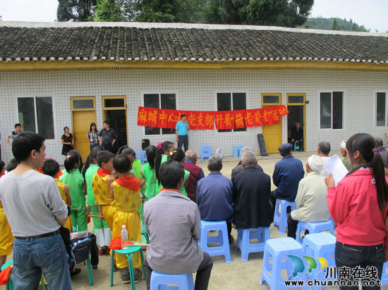 叙永县麻城中心校组织志愿者开展敬老慰问活动(图1) 叙永县麻城中心校组织志愿者开展敬老慰问活动(图1)