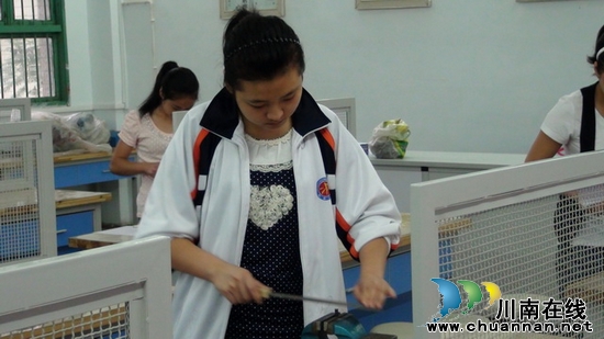 叙永二中高10级举行毕业会考通用技术实践操作考试