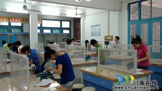 叙永二中高10级举行毕业会考通用技术实践操作考试(图2) 叙永二中高10级举行毕业会考通用技术实践操作考试(图2)