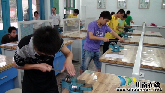 叙永二中高10级举行毕业会考通用技术实践操作考试(图1) 叙永二中高10级举行毕业会考通用技术实践操作考试(图1)
