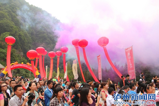 泸州:黄荆老林旅游季开幕 陈楚生献唱环保歌曲(图3) 泸州:黄荆老林旅游季开幕 陈楚生献唱环保歌曲(图3)