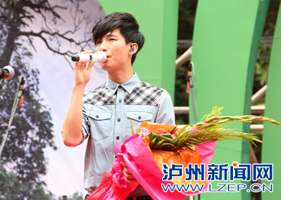 泸州:黄荆老林旅游季开幕 陈楚生献唱环保歌曲(图4) 泸州:黄荆老林旅游季开幕 陈楚生献唱环保歌曲(图4)