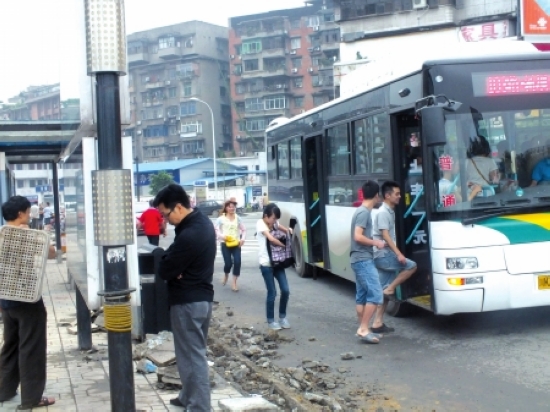 内江:4处公交站或拆或迁别上错车了(图1) 内江:4处公交站或拆或迁别上错车了(图1)