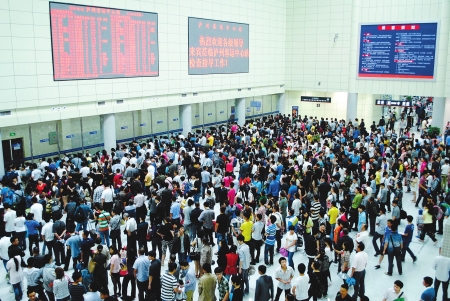 近两万人首发 泸州客运站开张首日像春运(图2) 近两万人首发 泸州客运站开张首日像春运(图2)