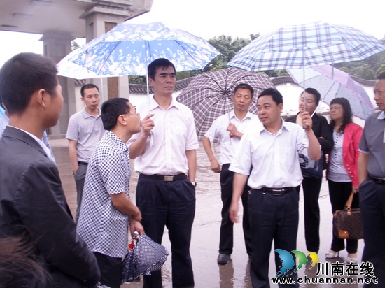 泸州人大常委会副主任到羽丰酒业检查食品安全工作(图1) 泸州人大常委会副主任到羽丰酒业检查食品安全工作(图1)