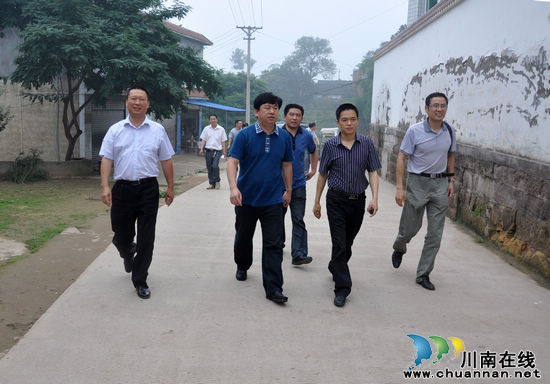 泸县财政局到云锦镇龙井村开展结对帮扶活动(图2) 泸县财政局到云锦镇龙井村开展结对帮扶活动(图2)