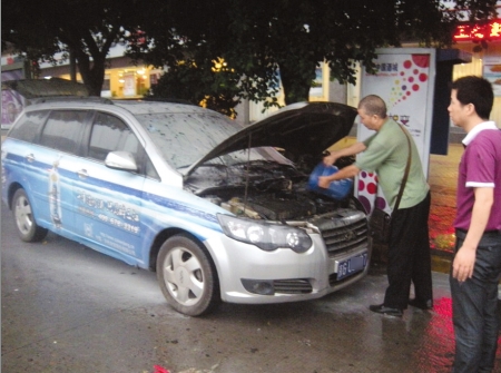 线路短路?小车雨天闹市自燃(图1) 线路短路?小车雨天闹市自燃(图1)