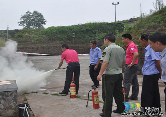 合江消防"授人以渔"&nbsp;提升民爆行业从业者消防技能(图2)