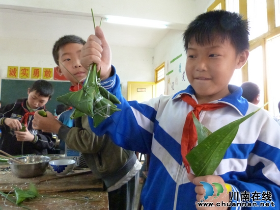 叙永县黄坭中心校组织向留守儿童献爱心活动(图4) 叙永县黄坭中心校组织向留守儿童献爱心活动(图4)
