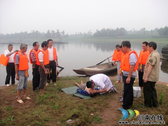 毗卢镇:开展船舶自救互救救援演练(图2) 毗卢镇:开展船舶自救互救救援演练(图2)