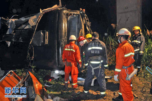 福建霞浦一大巴从高速公路坠入山谷死亡17人(图1) 福建霞浦一大巴从高速公路坠入山谷死亡17人(图1)