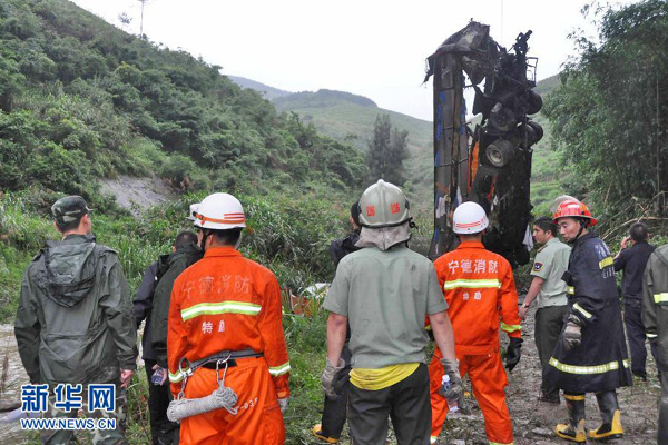福建霞浦一大巴从高速公路坠入山谷死亡17人(图2) 福建霞浦一大巴从高速公路坠入山谷死亡17人(图2)