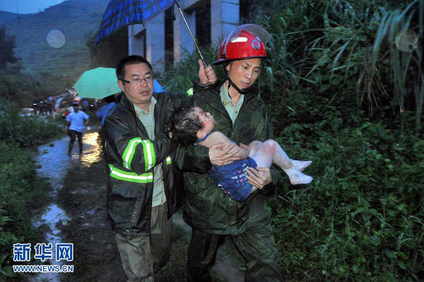 福建霞浦一大巴从高速公路坠入山谷死亡17人(图3) 福建霞浦一大巴从高速公路坠入山谷死亡17人(图3)