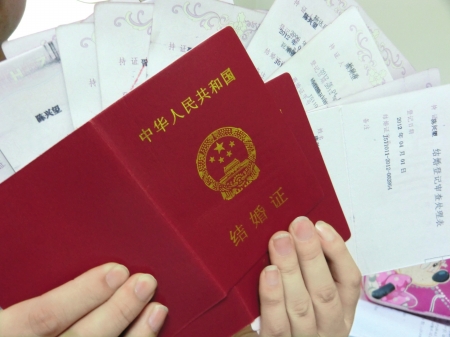 打印机扯拐&nbsp;结婚证“历经坎坷”(图1)