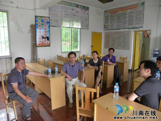 泸州市新火炬公司到黄坭乡开展“挂包帮”(图1) 泸州市新火炬公司到黄坭乡开展“挂包帮”(图1)