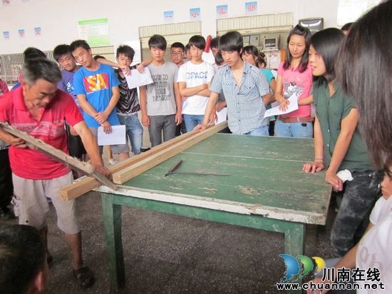 马岭中学:木工师傅上现场授课 高二学子笑开颜(图1) 马岭中学:木工师傅上现场授课 高二学子笑开颜(图1)