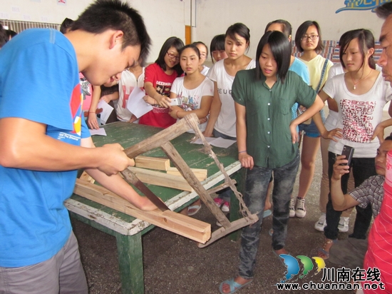 马岭中学:木工师傅上现场授课 高二学子笑开颜(图2) 马岭中学:木工师傅上现场授课 高二学子笑开颜(图2)