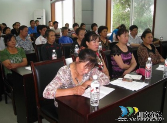 泸州工会法律讲堂走进邻玉街道(图2) 泸州工会法律讲堂走进邻玉街道(图2)
