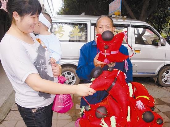端午“猴三”讨宜宾市民喜欢(图1) 端午“猴三”讨宜宾市民喜欢(图1)
