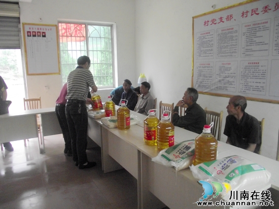 泸州市劳教(强戒)所到叙永县开展"挂包帮"活动(图1) 泸州市劳教(强戒)所到叙永县开展"挂包帮"活动(图1)