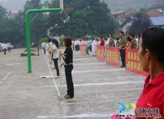 福宝镇：开展“六五”普法宣传活动(图2)