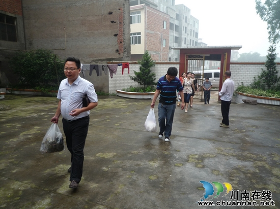 佛荫镇：社区志愿者端午节看望敬老院五保老人(图1)