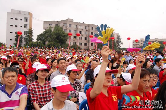 近万名市民捧场 首届泸县龙文化宣传活动周正式启动(图3) 近万名市民捧场 首届泸县龙文化宣传活动周正式启动(图3)