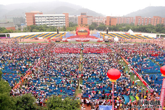 近万名市民捧场 首届泸县龙文化宣传活动周正式启动(图1) 近万名市民捧场 首届泸县龙文化宣传活动周正式启动(图1)