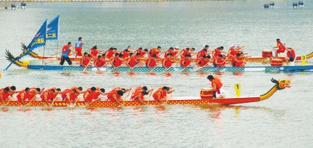 甜城湖上赛龙舟 内江20万人庆端午(图1) 甜城湖上赛龙舟 内江20万人庆端午(图1)