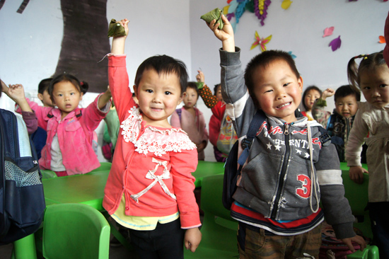 叙永:端午节 留守娃幼儿园包粽子(图6) 叙永:端午节 留守娃幼儿园包粽子(图6)