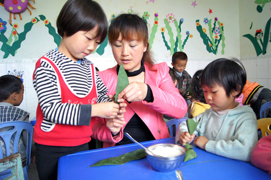 叙永:端午节 留守娃幼儿园包粽子(图3) 叙永:端午节 留守娃幼儿园包粽子(图3)