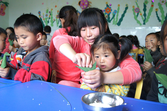 叙永:端午节 留守娃幼儿园包粽子(图2) 叙永:端午节 留守娃幼儿园包粽子(图2)