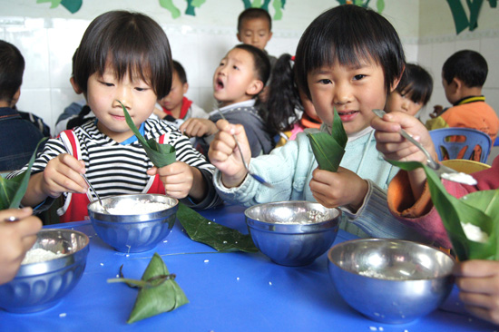 叙永:端午节 留守娃幼儿园包粽子(图4) 叙永:端午节 留守娃幼儿园包粽子(图4)