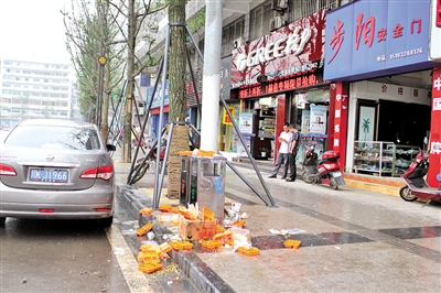 谁在“侵占”内江街边垃圾桶(图1) 谁在“侵占”内江街边垃圾桶(图1)