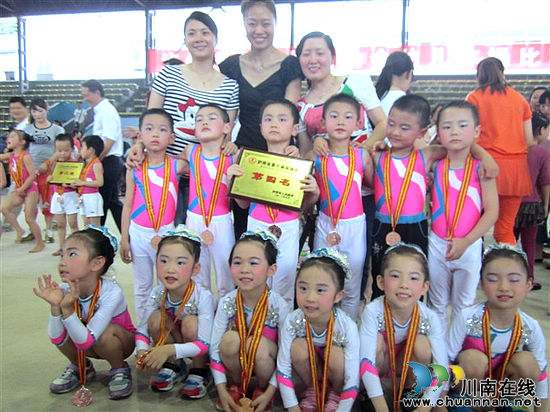 合江镇第一幼儿园在幼儿体操比赛中斩获佳绩(图2) 合江镇第一幼儿园在幼儿体操比赛中斩获佳绩(图2)