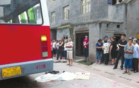 家门口 自贡6岁女孩被公交碾压身亡(图1) 家门口 自贡6岁女孩被公交碾压身亡(图1)