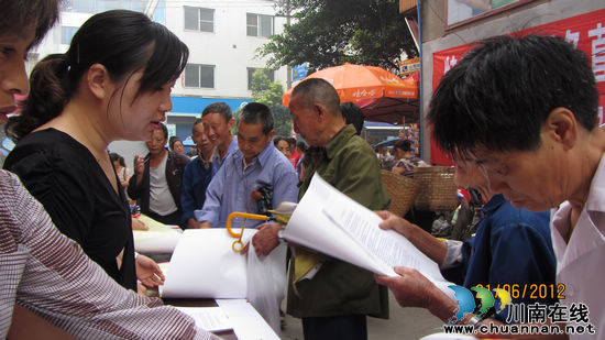 特兴镇:趁热打铁集中宣传 波助澜法治创建(图2) 特兴镇:趁热打铁集中宣传 波助澜法治创建(图2)