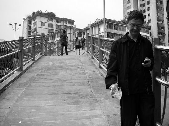 咋搞的?宜宾南门桥人行天桥又坏了(图1) 咋搞的?宜宾南门桥人行天桥又坏了(图1)