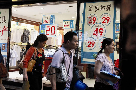 雨水搅局&nbsp;应季商品销售喊“冷”(图1)