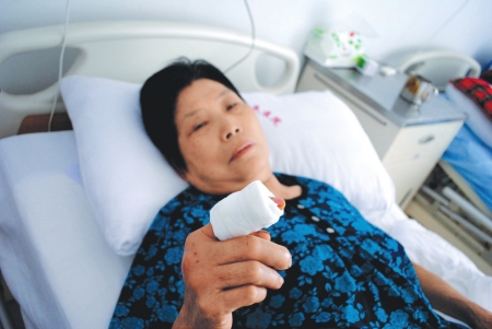 疯狗伤人&nbsp;3岁娃牙齿被咬掉一颗(图2)