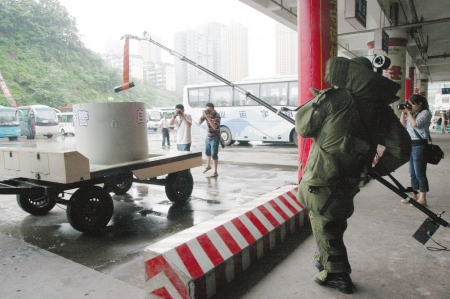 “拆弹部队”出击&nbsp;17分钟“排爆”(图1)