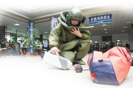 “拆弹部队”出击&nbsp;17分钟“排爆”(图2)
