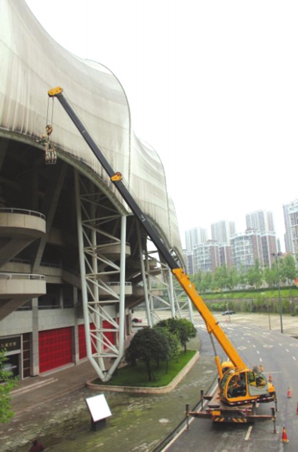 自贡南湖体育中心"体检" "蜘蛛人"高空拧10万颗螺丝(图3) 自贡南湖体育中心"体检" "蜘蛛人"高空拧10万颗螺丝(图3)