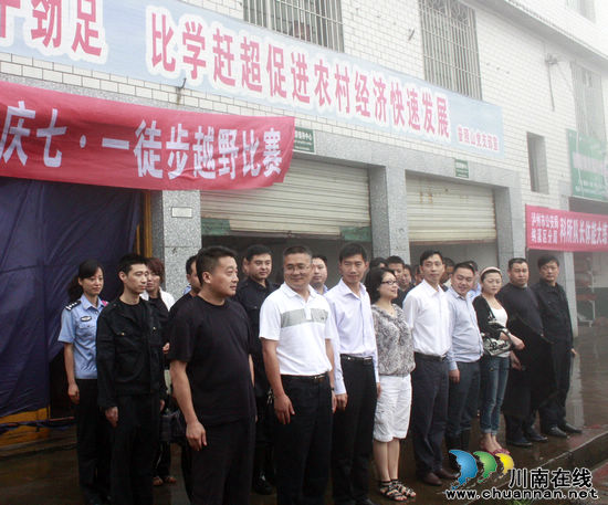 纳溪区公安干警与政府机关干部进行体能"大练兵"(图1)