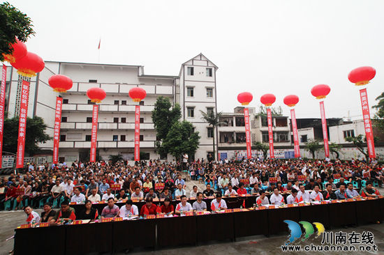佛荫镇:1000名党员共庆“七一”建党节(图2) 佛荫镇:1000名党员共庆“七一”建党节(图2)