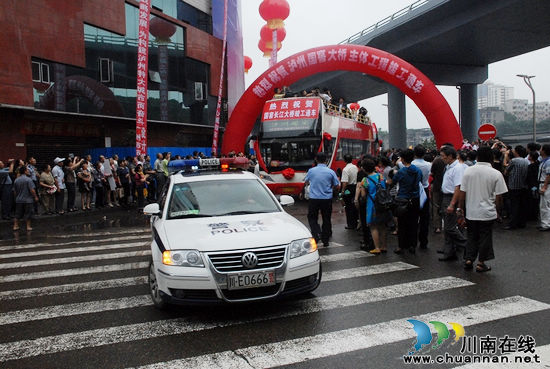 泸州交警圆满完成国窖长江大桥通车庆典"护航"工作(图1)