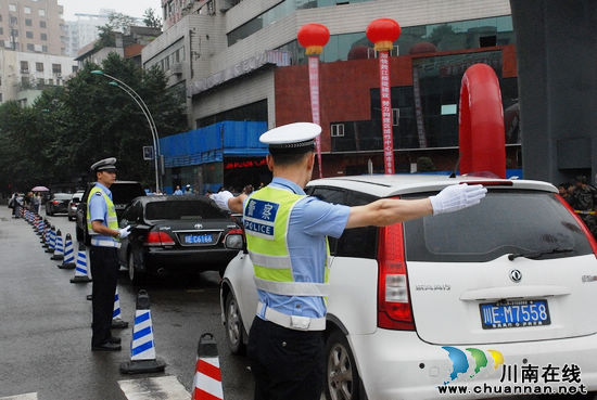 泸州交警圆满完成国窖长江大桥通车庆典"护航"工作(图3)